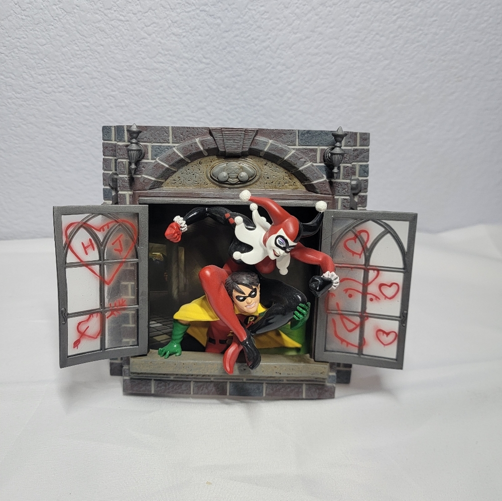 Harley Quinn statue